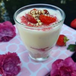 Десерт с клубникой в стакане