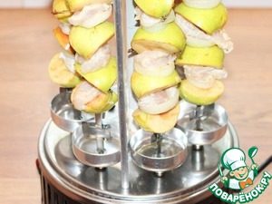 Шашлык из индейки с печеными яблоками