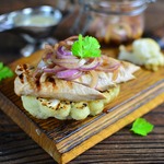 Индейка на стейке цветной капусты гриль