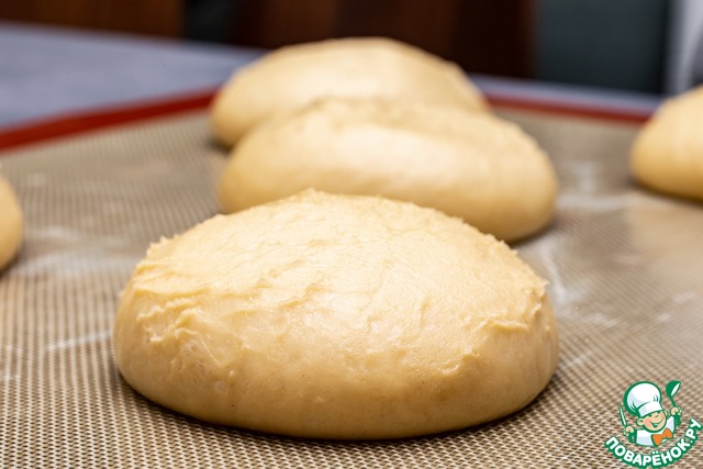 Булочка рулетик с маком. Мак на булочке сахар поверх. Булка с маком. Булка с маком и глазурью. Булочка с глазурью.