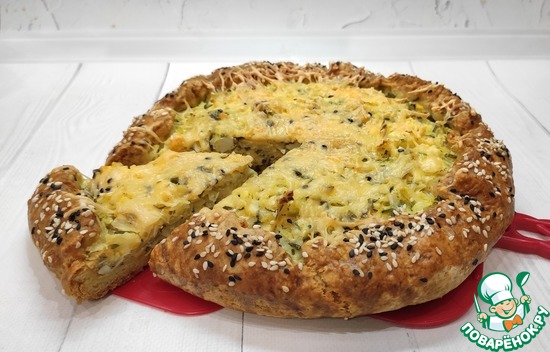 Пирог с капустой, яйцами и зеленью