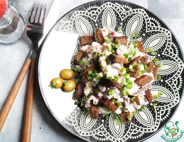 Рецепт: Салат с оливками и сухариками Экспресс