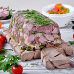 Мясной террин с корнишонами и зеленью