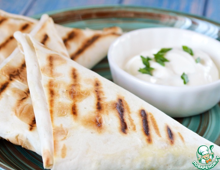 Рецепт: Хрустящие треугольнички из лаваша с творогом