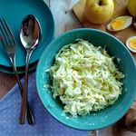 Салат из капусты, яблока и яйца