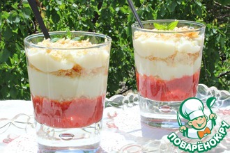 Рецепт: Десерт Наполеон в стакане с клубничным соусом