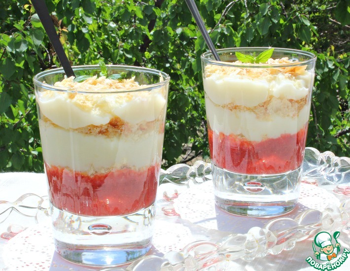 Рецепт: Десерт Наполеон в стакане с клубничным соусом