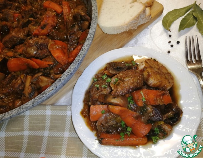 Рецепт: Тушеная говядина с луком и грибами