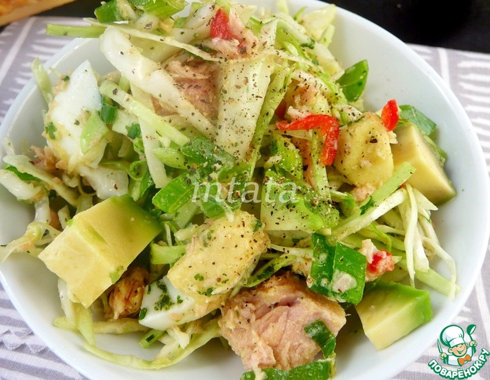 Рецепт: Салат с капустой, авокадо и тунцом