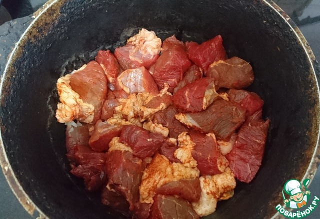 мясо на луковой подушке. шашлык на луковой подушке в духовке в рукаве. говядина на луковой подушке. шашлык в духовке из свинины в рукаве на луковой подушке. говядина на луковой подушке в духовке.