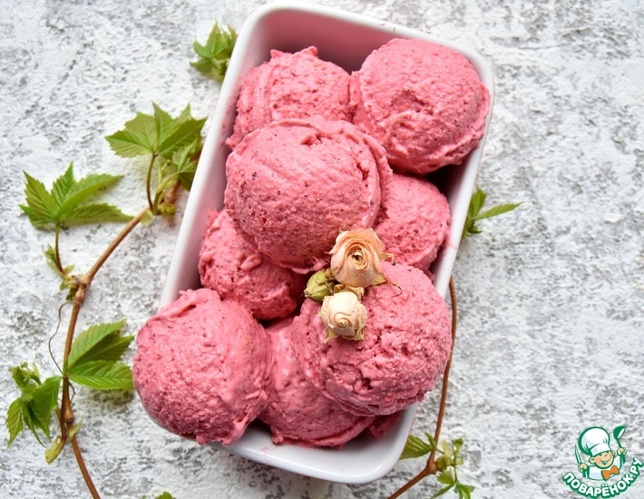 Рецепт: Клубничное мороженое с розовым сиропом