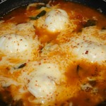 Яйца под сыром на овощной подушке