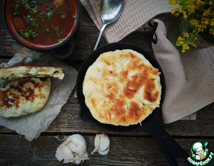 Рецепт: Сырные лепёшки с луком и яйцом