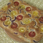 Фокачча с томатами черри и луком