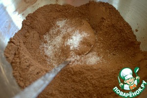 Шоколадно-карамельный десерт с брусникой