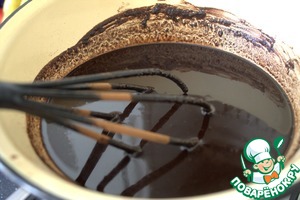 Шоколадно-карамельный десерт с брусникой