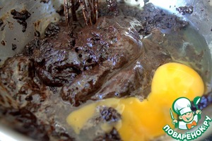 Шоколадно-карамельный десерт с брусникой