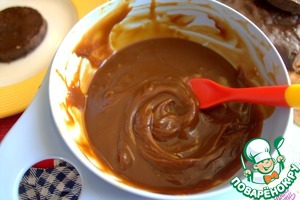 Шоколадно-карамельный десерт с брусникой