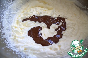 Шоколадно-карамельный десерт с брусникой