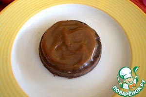Шоколадно-карамельный десерт с брусникой