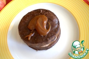 Шоколадно-карамельный десерт с брусникой