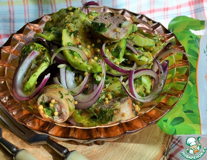 Рецепт: Тёплый салат-гриль с купатами и кабачками