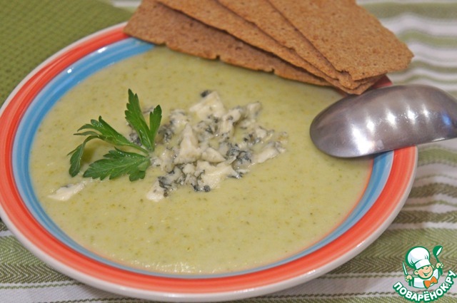 Суп-пюре из брокколи с голубым сыром
