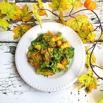 Салат с кабачком и жареными овощами