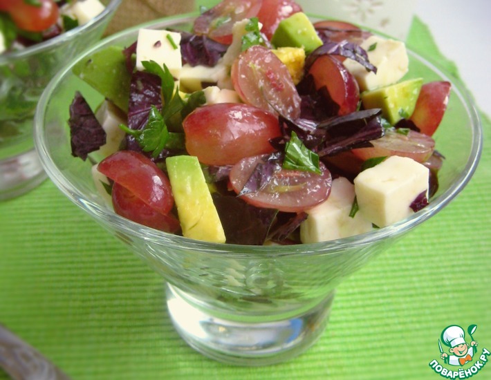 Рецепт: Салат с авокадо, виноградом и брынзой