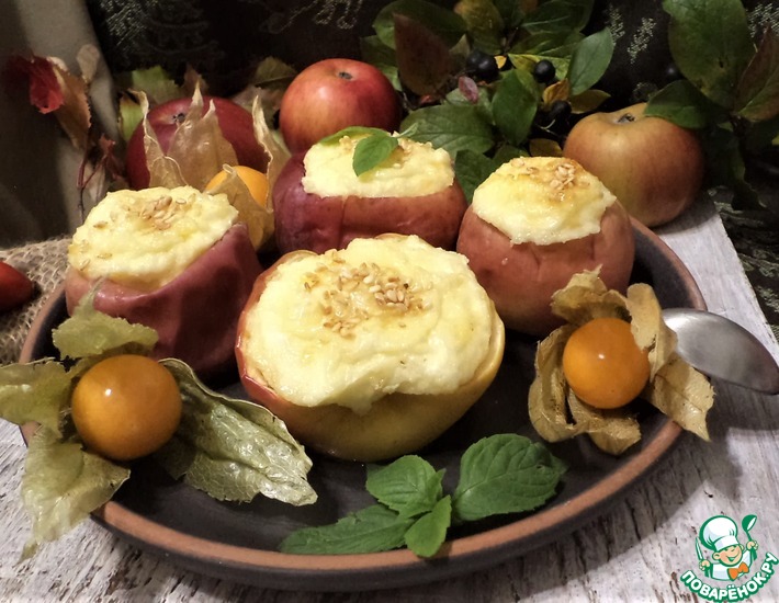 Рецепт: Яблоки печеные с творогом, сыром, кунжутом