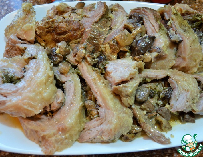 Рецепт: Мясной рулет с грибами и луком