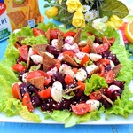 Салат со свеклой, моцареллой и хлебцами