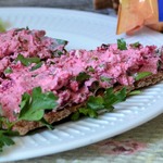 Творожно-свекольная намазка на хлебцах