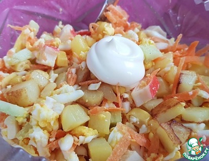 Рецепт: Крабовый салат с жареным картофелем