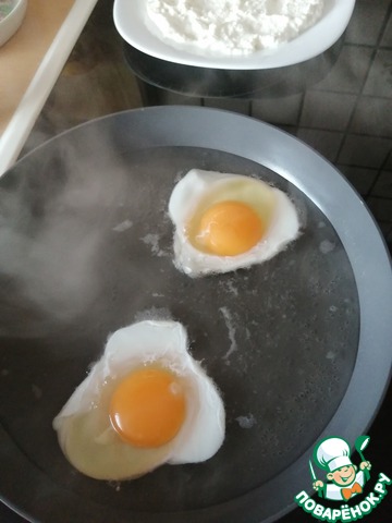 Яйца снизу. Яйца по панагюрски. Разбитое яйцо на сковороде. Яйцо на воде в сковороде. Яйца по панагюрски рецепт.