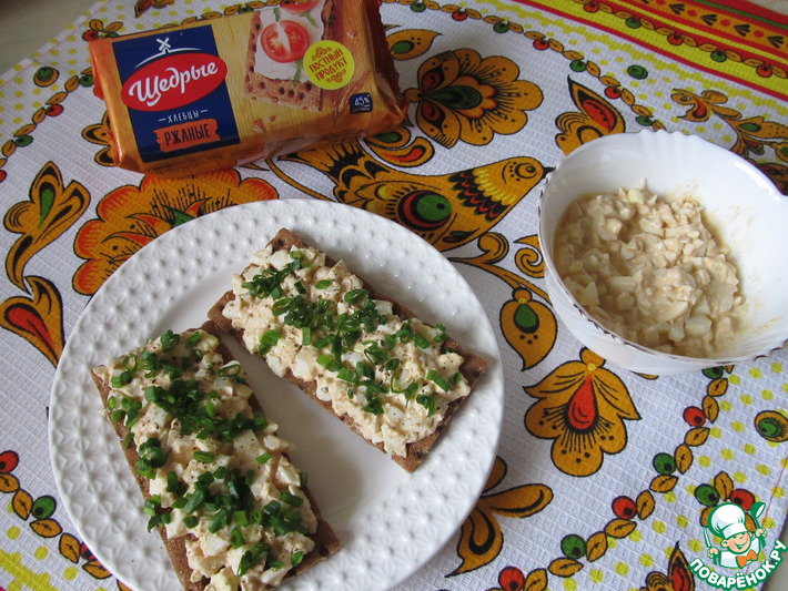 Яичная паста к завтраку на хлебцах – кулинарный рецепт