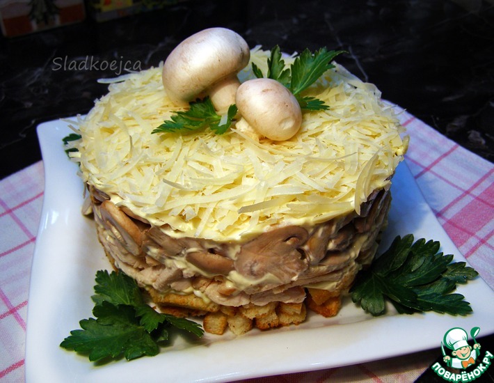 Слоеный салат с грибами и сыром