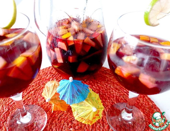 Рецепт: Испанский напиток из фруктов и вина Сангрия