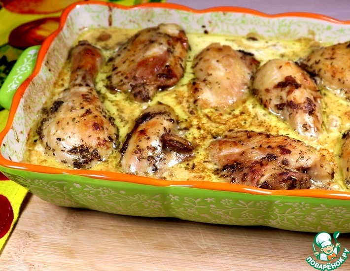 Рецепт: Курица под соусом в духовке с грибочками