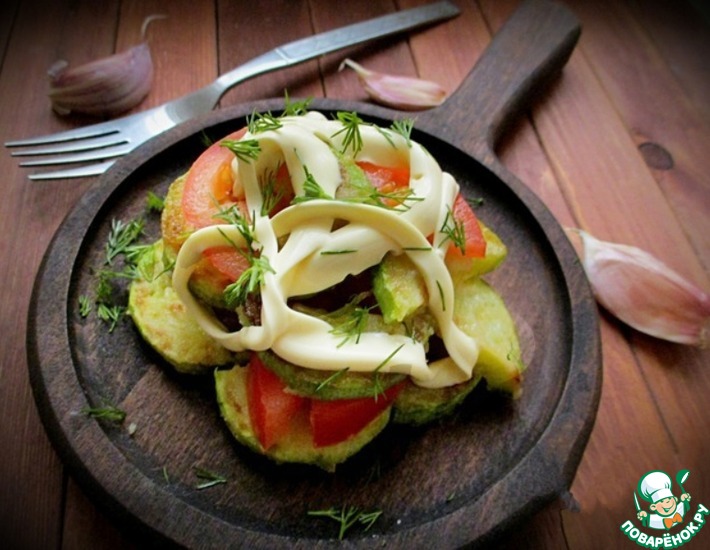Рецепт: Салат из жареных кабачков с помидорами