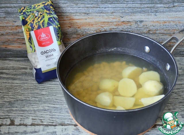 Варить картошку в кипящей воде. Ингредиенты для пюре. Зачем добавлять лук при варке картошки на пюре.