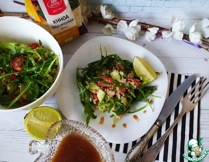Рецепт: Салат с киноа, авокадо и рукколой