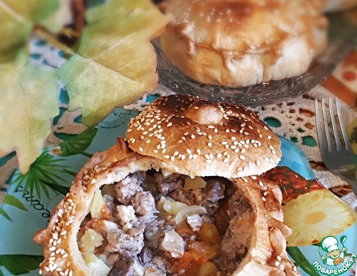 Мясо с кабачками и картошкой в горшочках