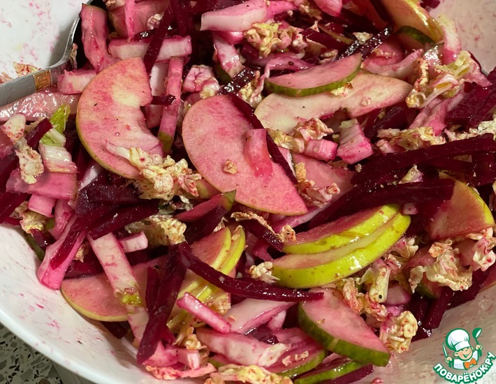 Рецепт: Салат с маринованной свеклой и яблоком
