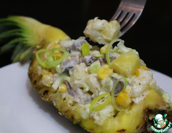 Рецепт: Нежный салат с селедкой и ананасом