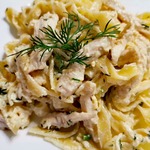 Паста с курицей в яично-сметанном соусе