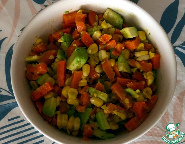 Рецепт: Вареная морковь с кукурузой и авокадо