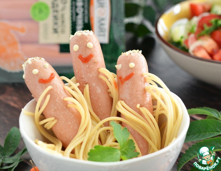 Рецепт: Осьминожки из сосисок и спагетти