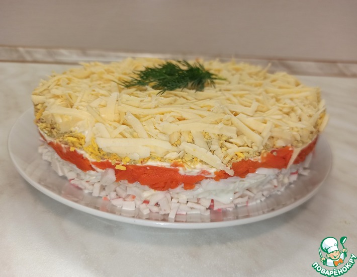Рецепт: Салат слоёный с крабовыми палочками и сыром