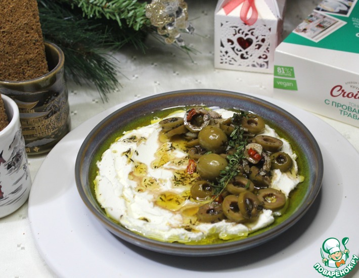 Рецепт: Сырная закуска с оливковым маринадом на хлебцах